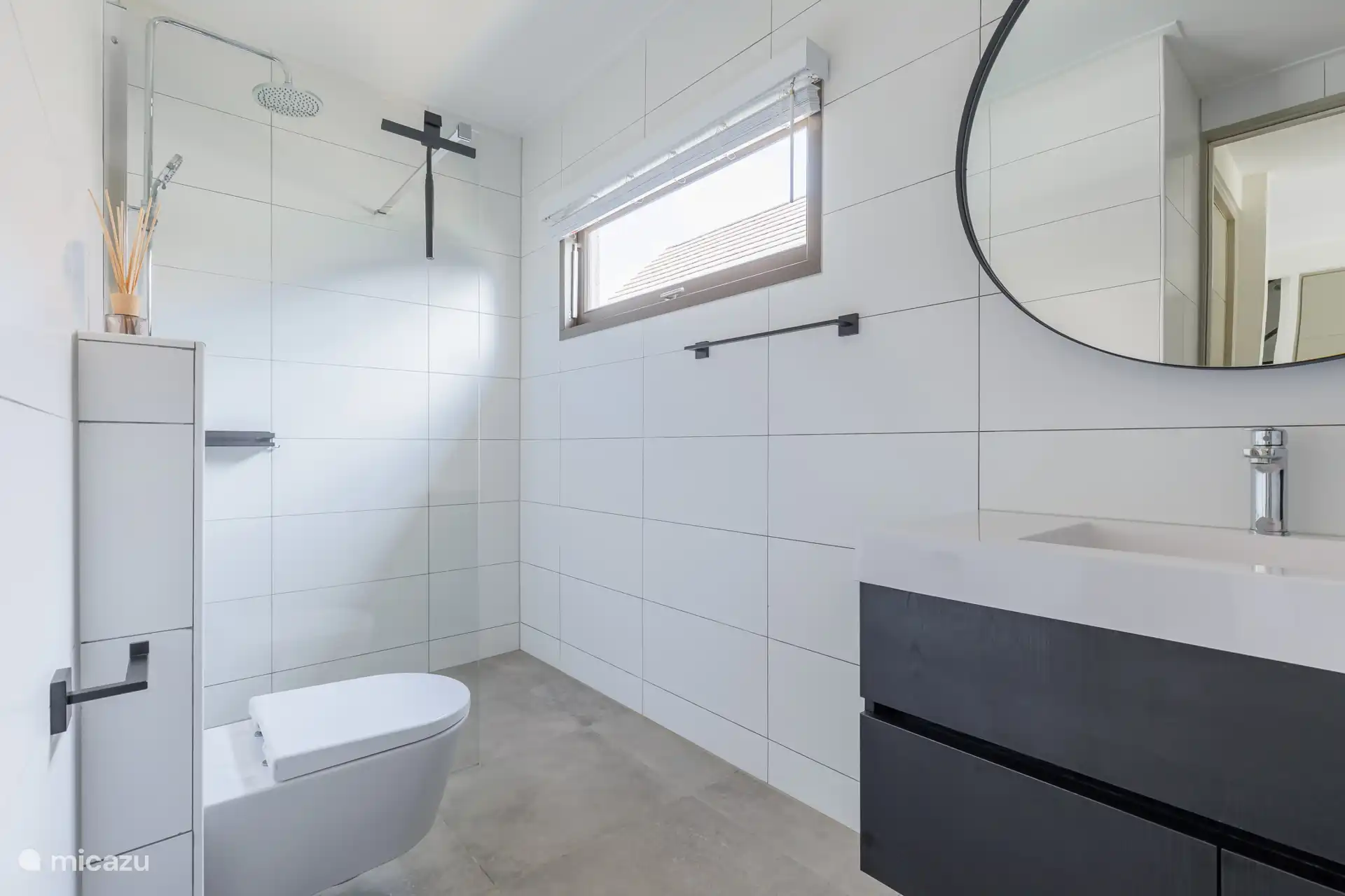 2nd bathroom ground floor, equipped with toilet and spacious walk-in shower. 