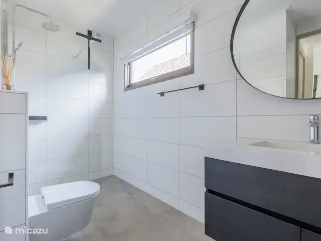Villa Jazmyn15 Blue Bay Private pool huren in Curaçao, Curacao-Midden, Blue Bay - villa 2e badkamer begane grond, voorzien van o.a. toilet en ruime inloopdouche.