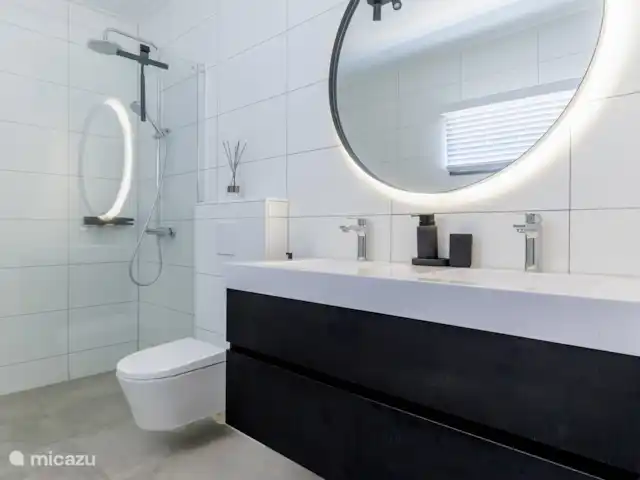 Villa Jazmyn15 Blue Bay Private pool huren in Curaçao, Curacao-Midden, Blue Bay - villa Royale badkamer met inloopdouche, toilet en dubbele wastafel