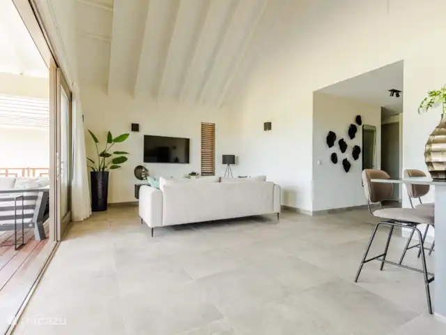 Villa Jazmyn15 Blue Bay Private pool huren in Curaçao, Curacao-Midden, Blue Bay - villa Royale woonkamer met Bank en Smart TV