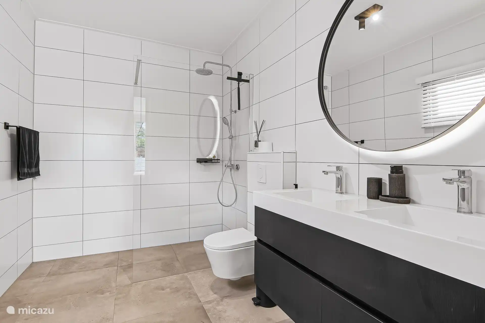 Badkamer 1 met dubbele wastafel, toilet en regendouche