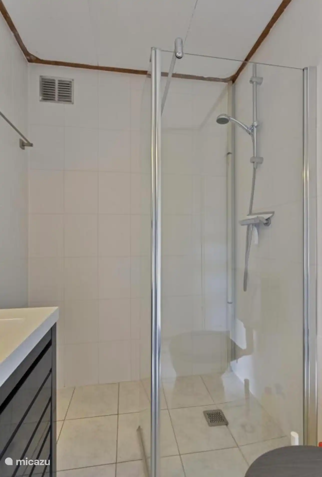 Elegante, begehbare Dusche mit Glaswand und modernem Finish. Frisch, praktisch und pflegeleicht.