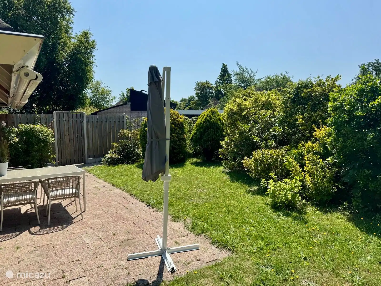 Schöner geräumiger Garten, in dem Sie sich entspannen, essen und genießen können! 