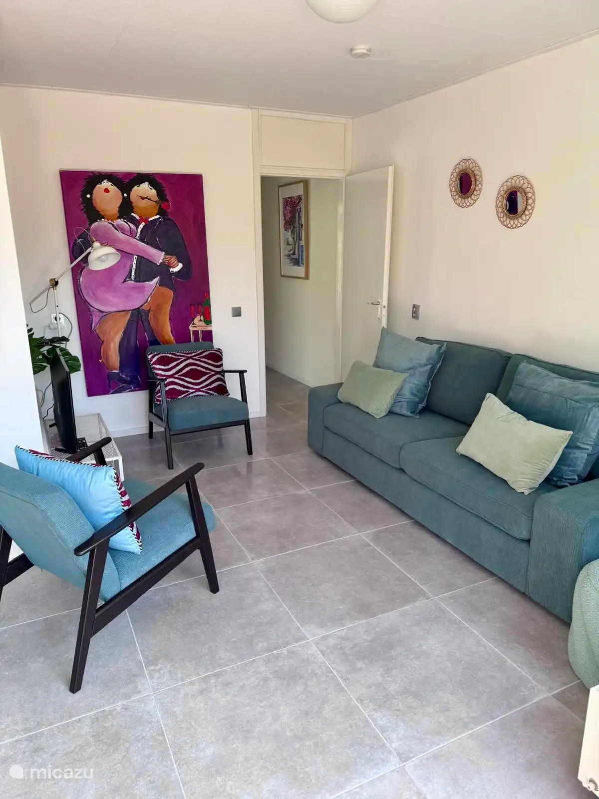 Schönes Sofa und Stühle, hier können Sie sich entspannen. 