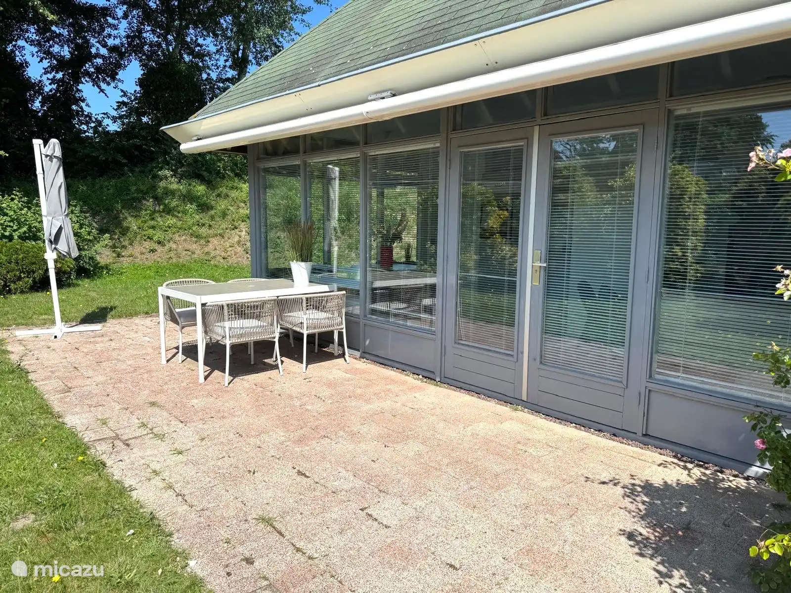 Haben Sie den Garten schon gesehen? Wie schön! Sie sind schön und geschützt, hier können Sie wirklich genießen. 