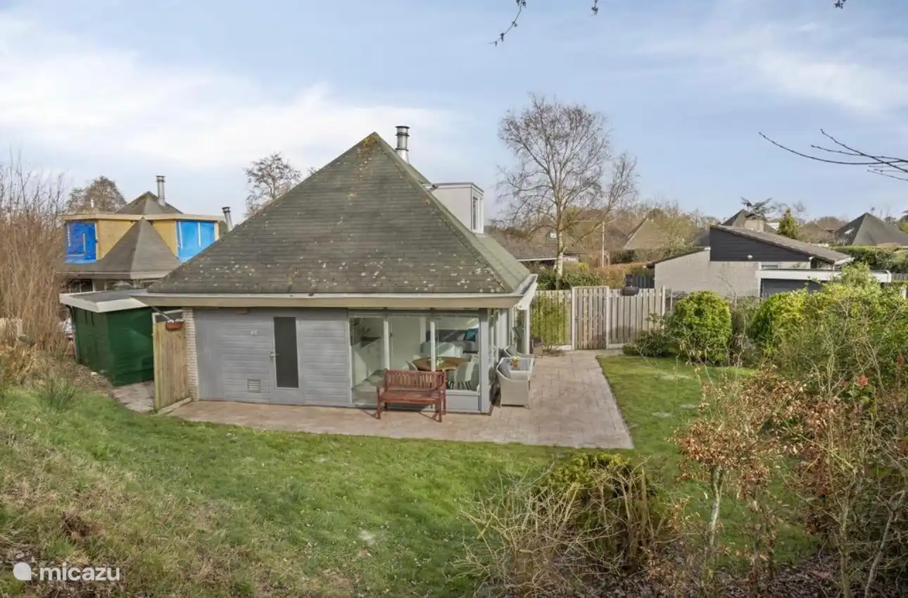 Willkommen in diesem einzigartigen Einfamilienhaus! Durch das Tor treten Sie direkt in eine Oase des Lichts und der Ruhe.