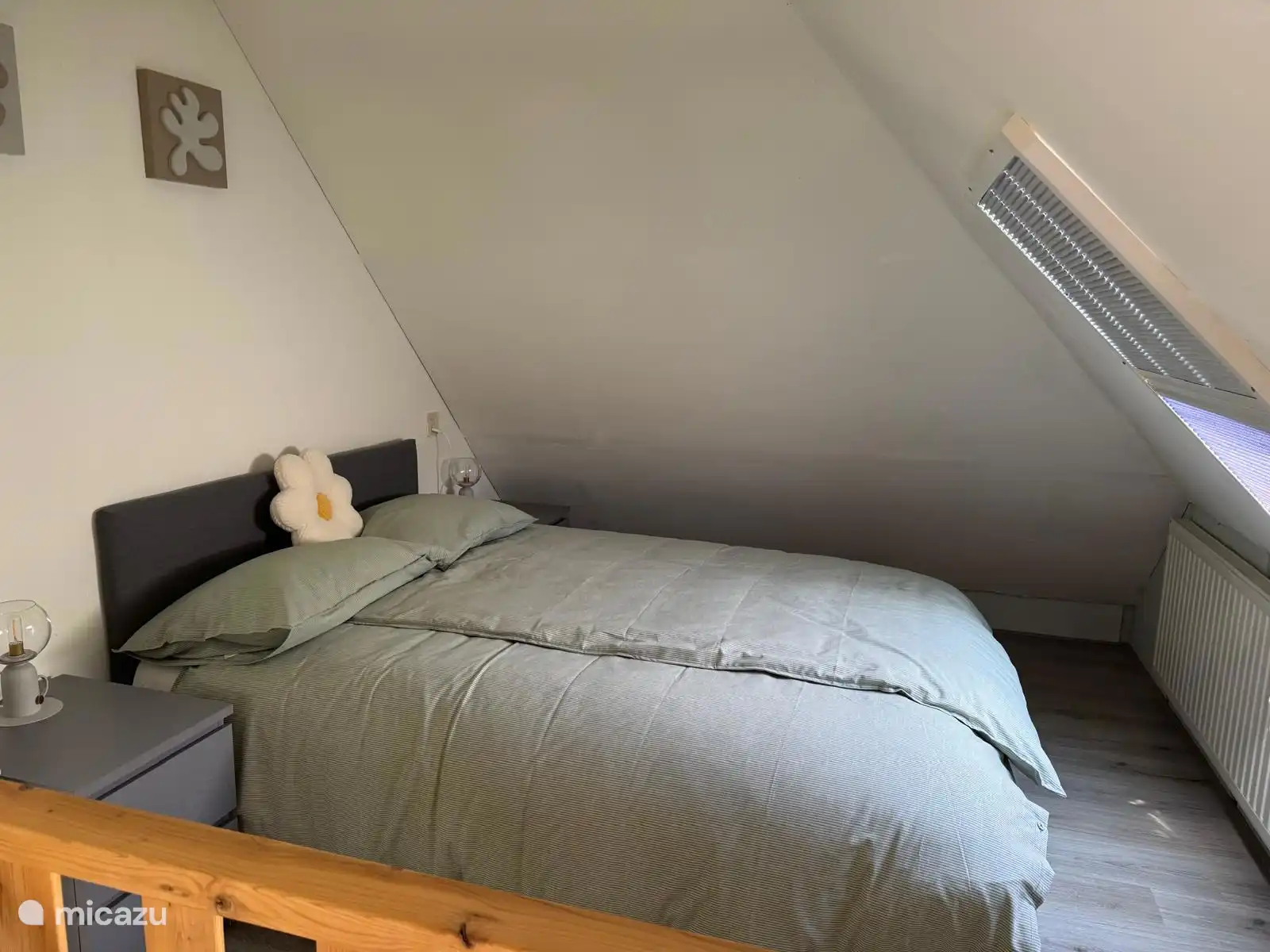 Sie betreten das erste Schlafzimmer direkt nach der Treppe, schön geräumig und attraktiv! 