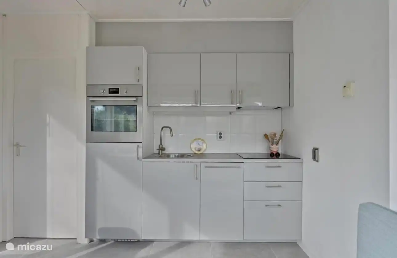 Die moderne, kompakte Küche ist komplett ausgestattet – perfekt für einen komfortablen Aufenthalt.