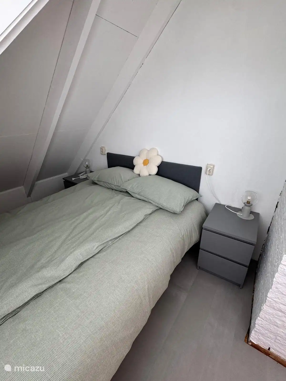 Das zweite Schlafzimmer befindet sich hinter dem ersten Schlafzimmer mit begehbarem Kleiderschrank! Der Einstieg erfolgt über die gleiche Treppe. 