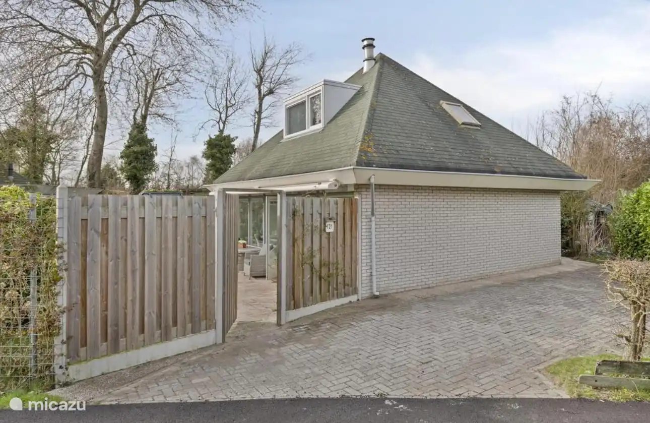 Schönes Haus mit genügend Platz für zwei Autos!