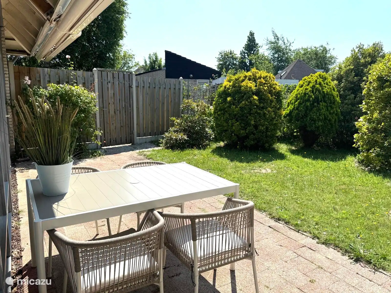 Schöner Essbereich im Garten, lass uns essen! 