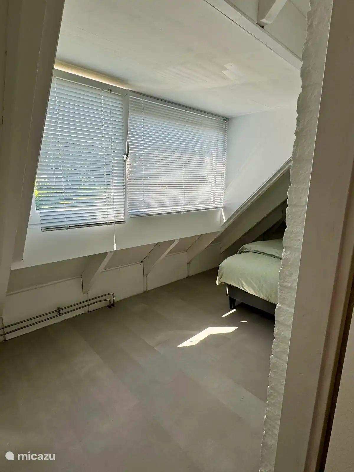 Schlafzimmer mit begehbarem Kleiderschrank auf der linken Seite! 