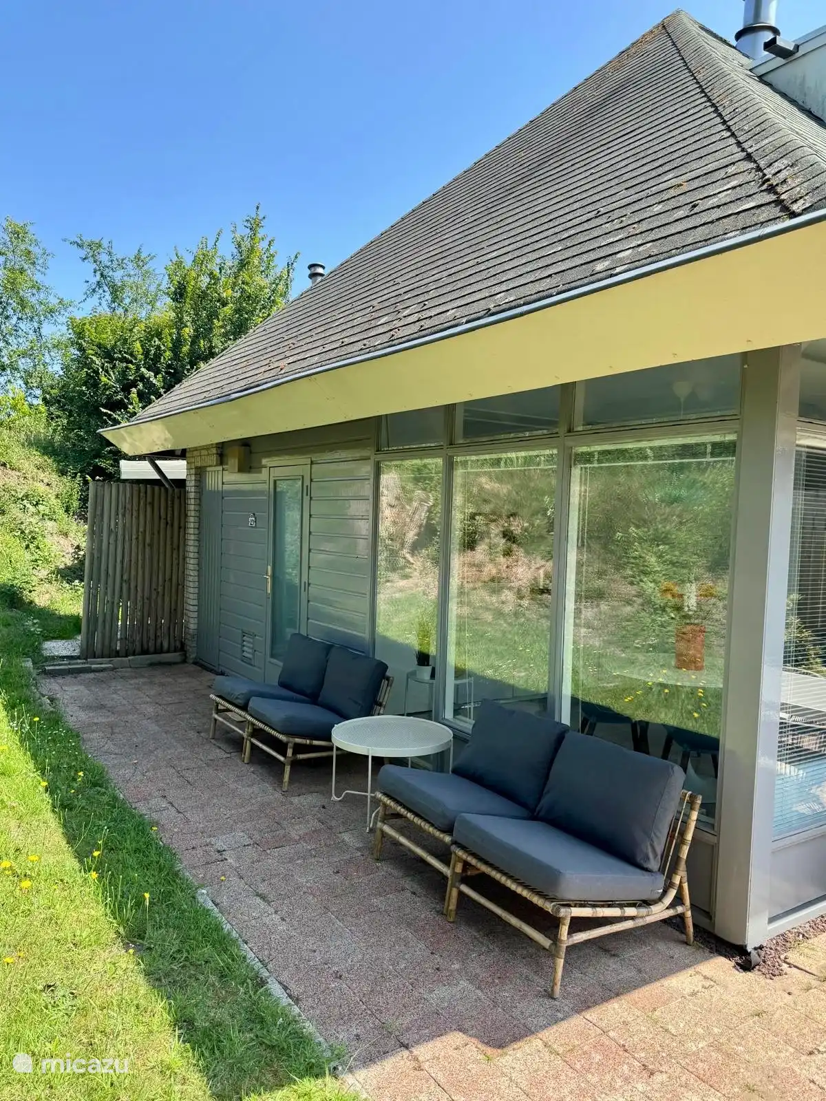 Die schöne Lounge im Garten, wo Privatsphäre und Ruhe zusammenkommen. 