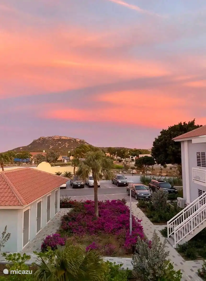 Vue du balcon avec un magnifique coucher de soleil. 