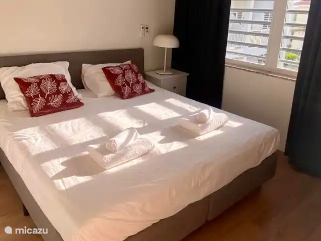 Appartement de luxe - Près de Blue Bay | Curaçao, Curaçao-Centre, Blue Bay - appartement Chambre spacieuse avec climatisation, ventilateur et placard.