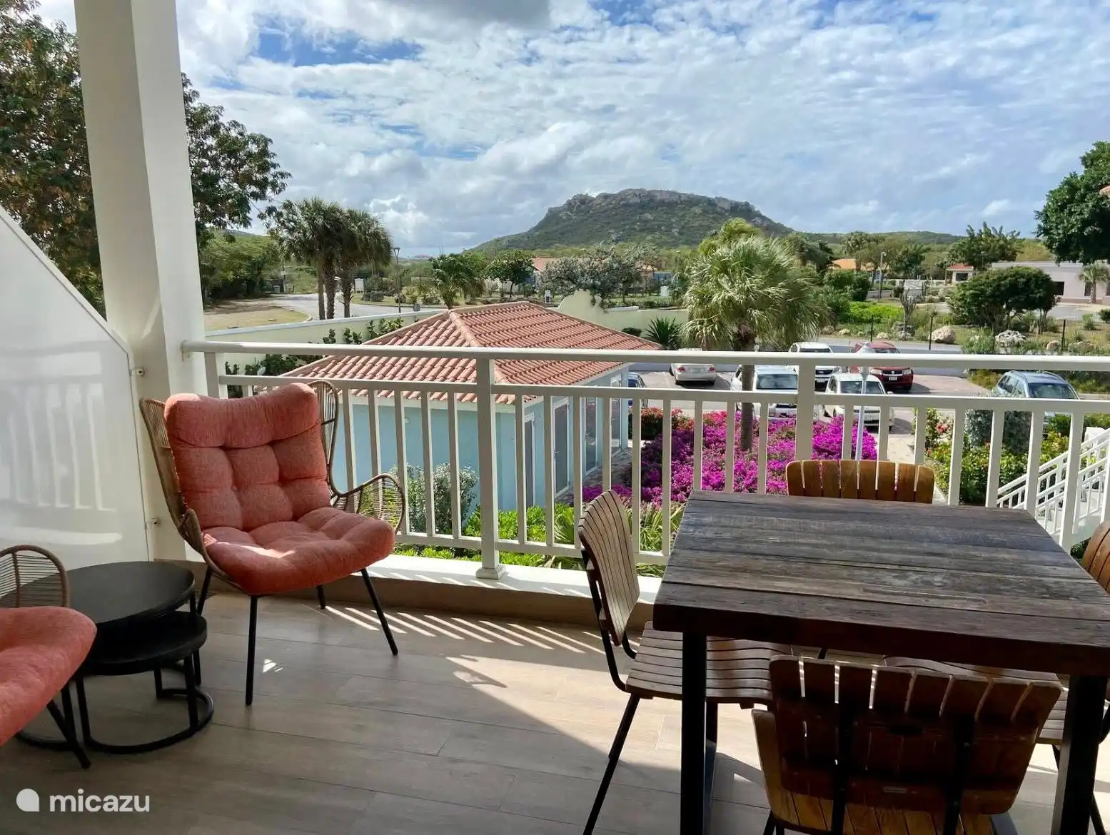 Le balcon avec une 2ème salle à manger, un coin salon confortable et une vue magnifique. 