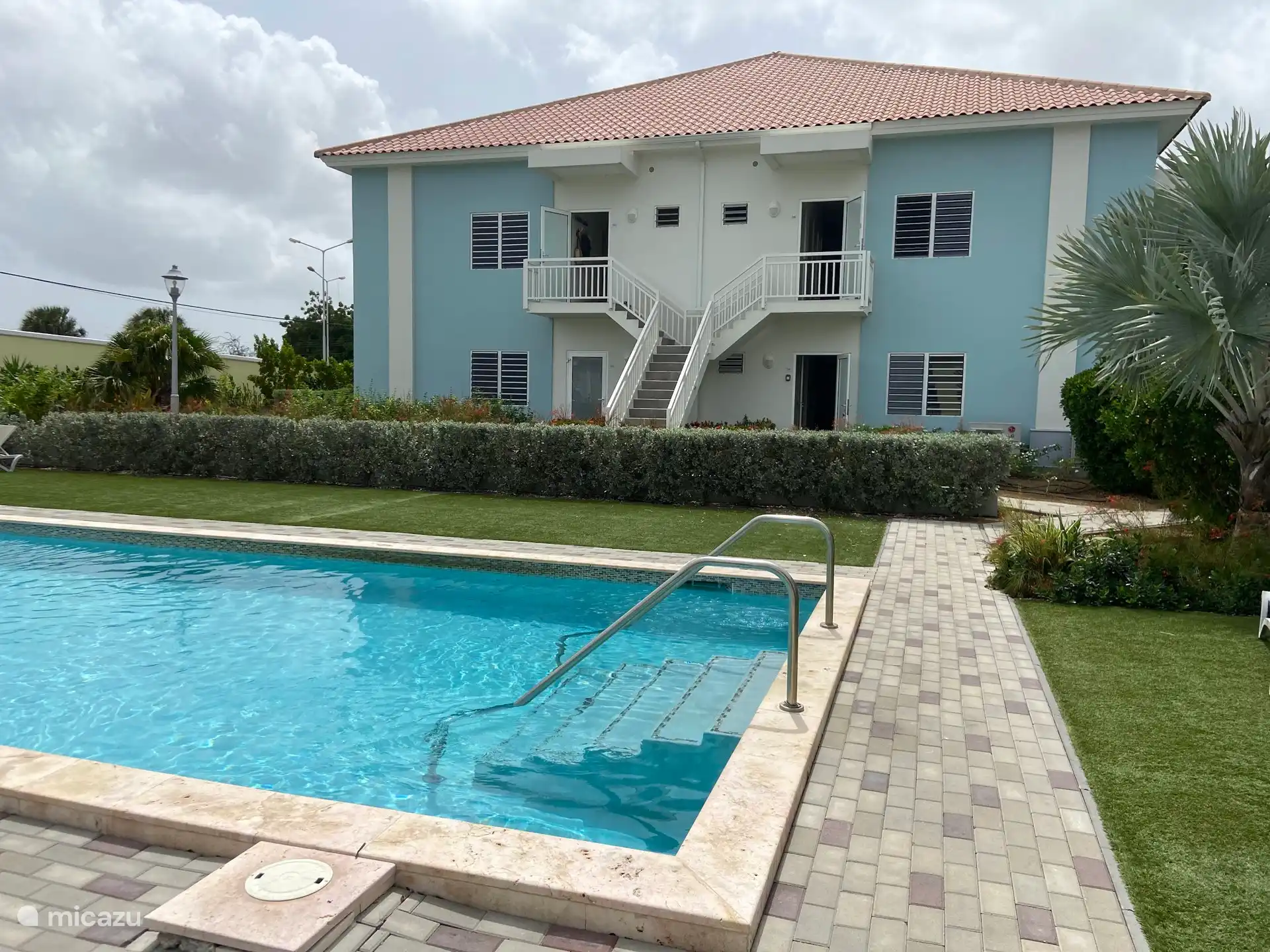 Sur la photo, vous pouvez voir l’entrée de l’appartement en haut à droite. 