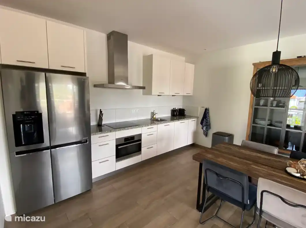 Cuisine moderne incl. Réfrigérateur américain, lave-vaisselle, plaque à induction, four, hotte aspirante et tout le matériel de cuisine nécessaire.