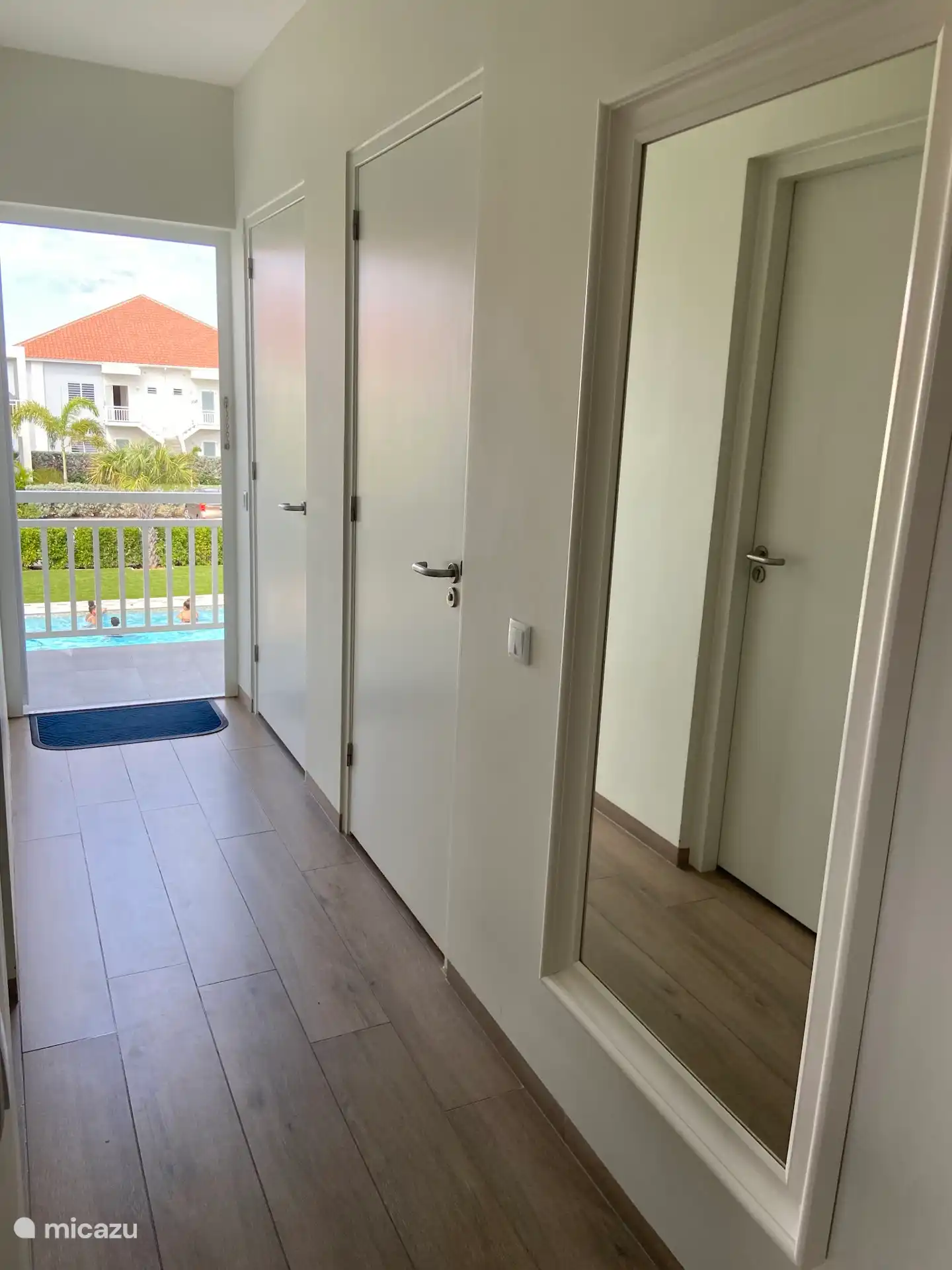 Hall d’entrée, salle de bain, chambre et local technique.