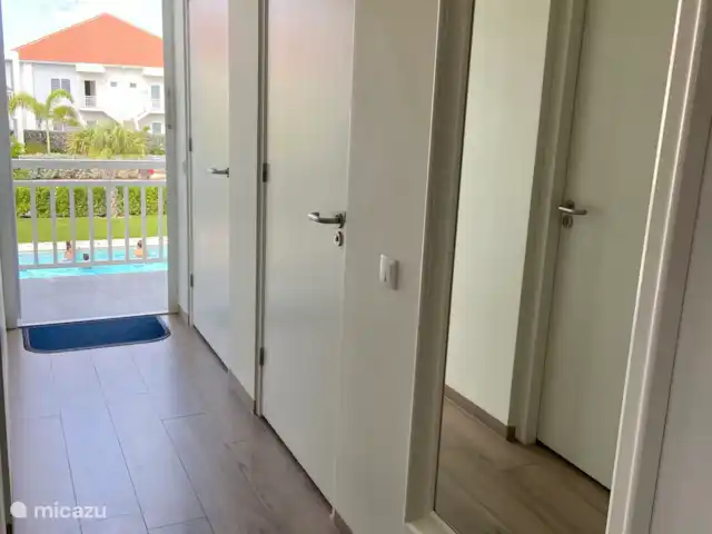 Appartement de luxe - Près de Blue Bay | Curaçao, Curaçao-Centre, Blue Bay - appartement Hall d’entrée, salle de bain, chambre et local technique.