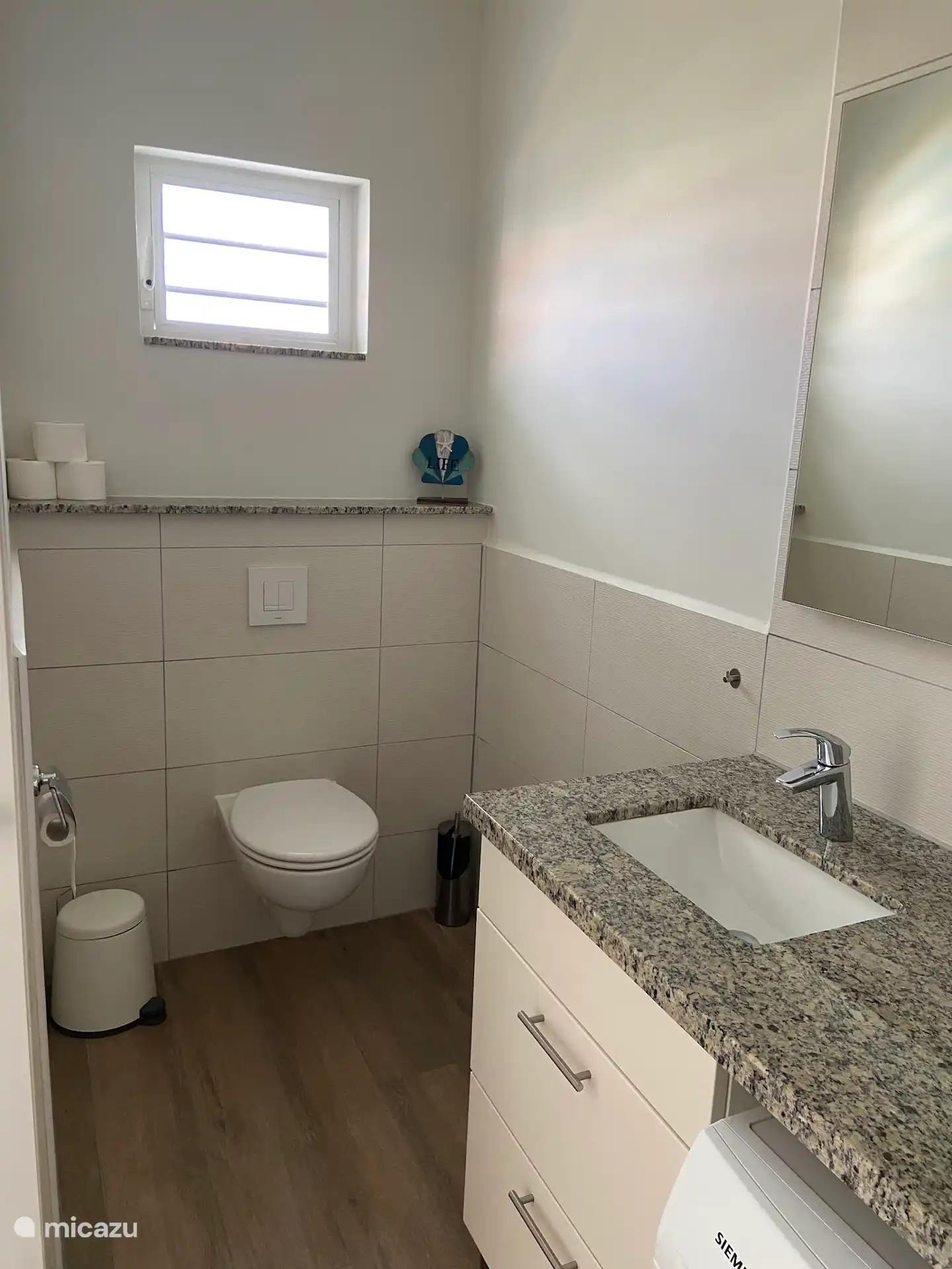 Toilette et lavabo salle de bain