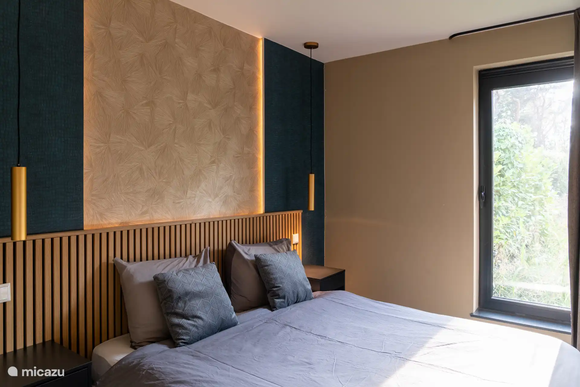 Schlafzimmer 1 mit einem Badezimmer mit Dusche en-suite