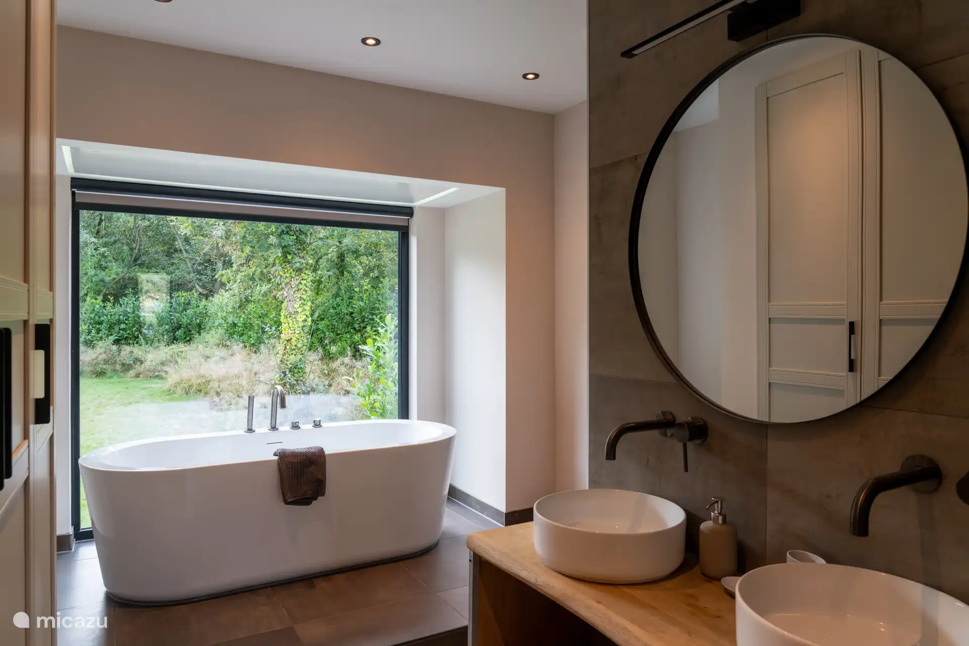 Badezimmer 2 mit Badewanne und Dusche