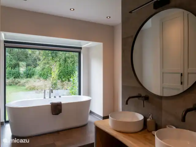 Location de Vacances Pays-Bas, Brabant-Septentrional, Oosterhout, villa - Villa Bergvliet Blanc Salle de bain 2 avec baignoire et douche