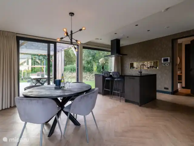 Location de Vacances Pays-Bas, Brabant-Septentrional, Oosterhout, villa - Villa Bergvliet Blanc La salle à manger et la cuisine