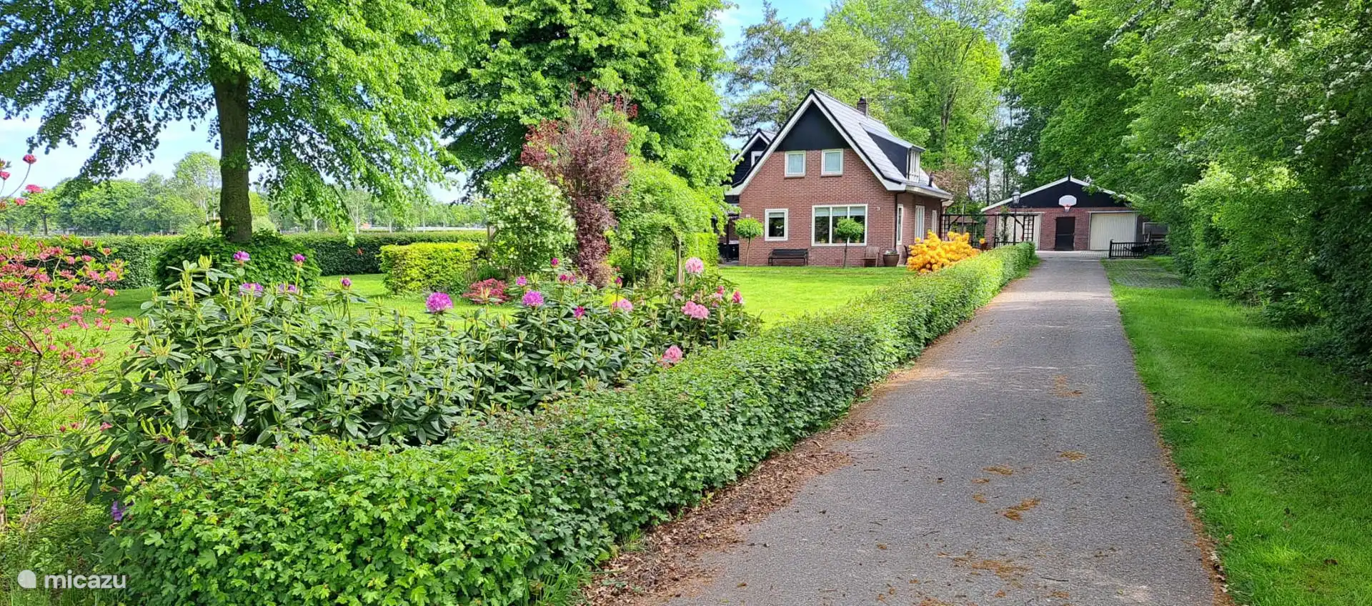 Einfahrt und Haupthaus