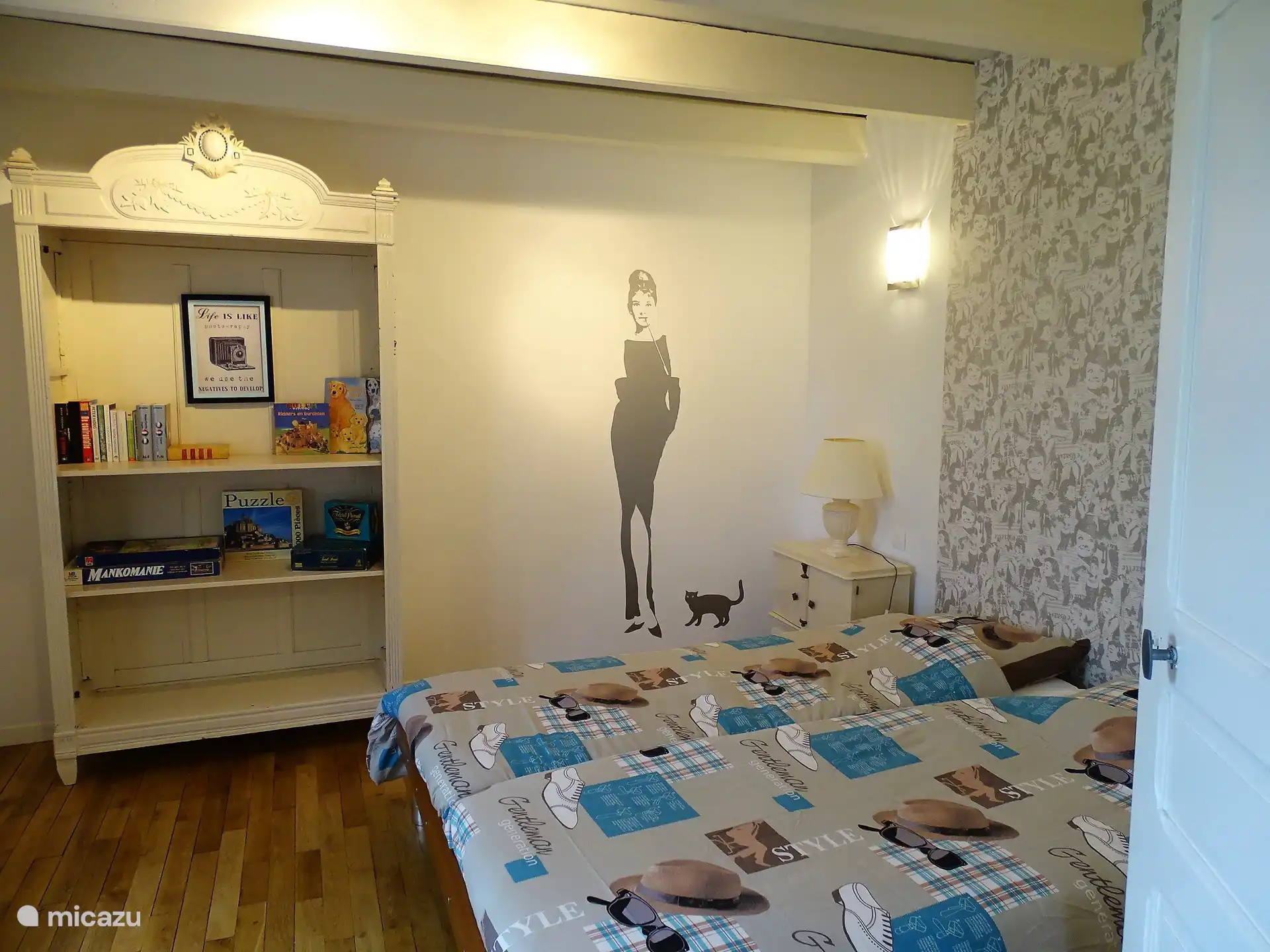 Schlafzimmer mit Doppelbett und 1 Klappbett.