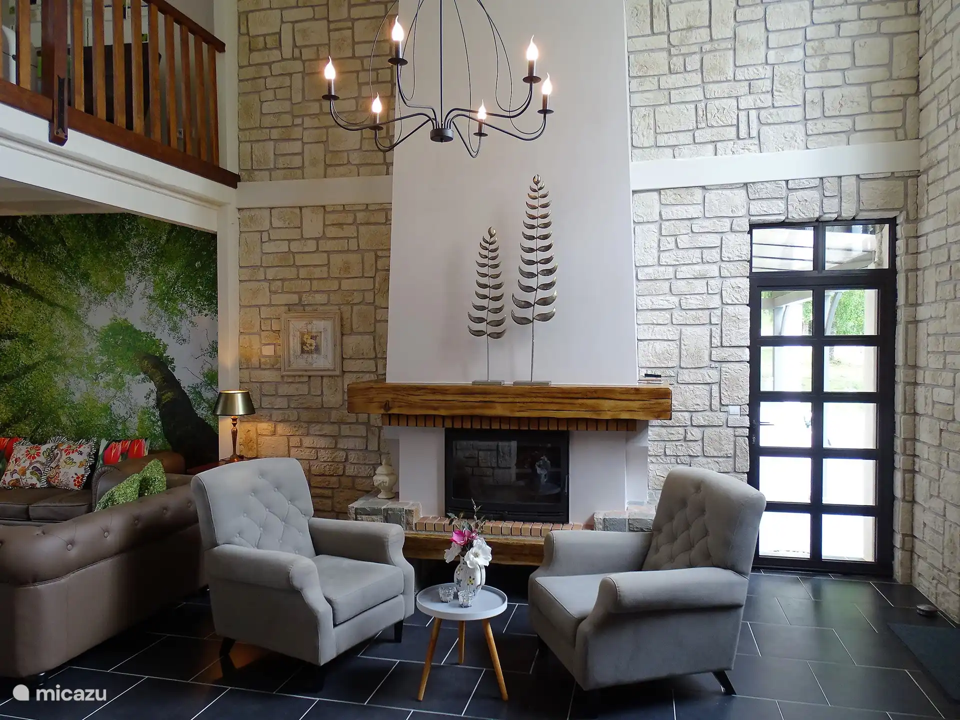 Wohnzimmer mit Kamin.