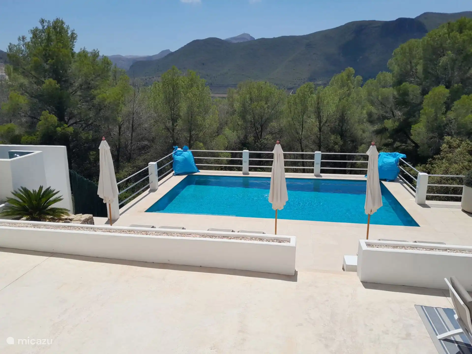 Schwimmbad mit Blick auf die Berge