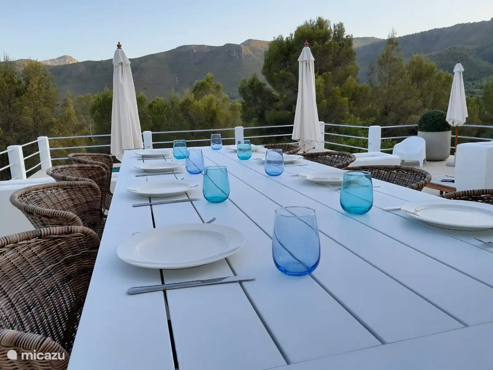 Das Lounge-Sofa auf der großen Terrasse