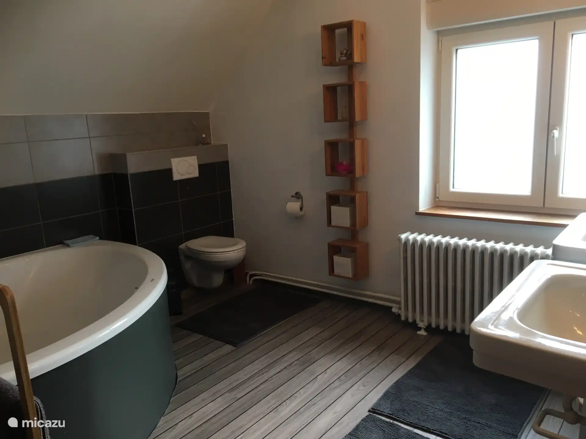 Baignoire d’angle spacieuse