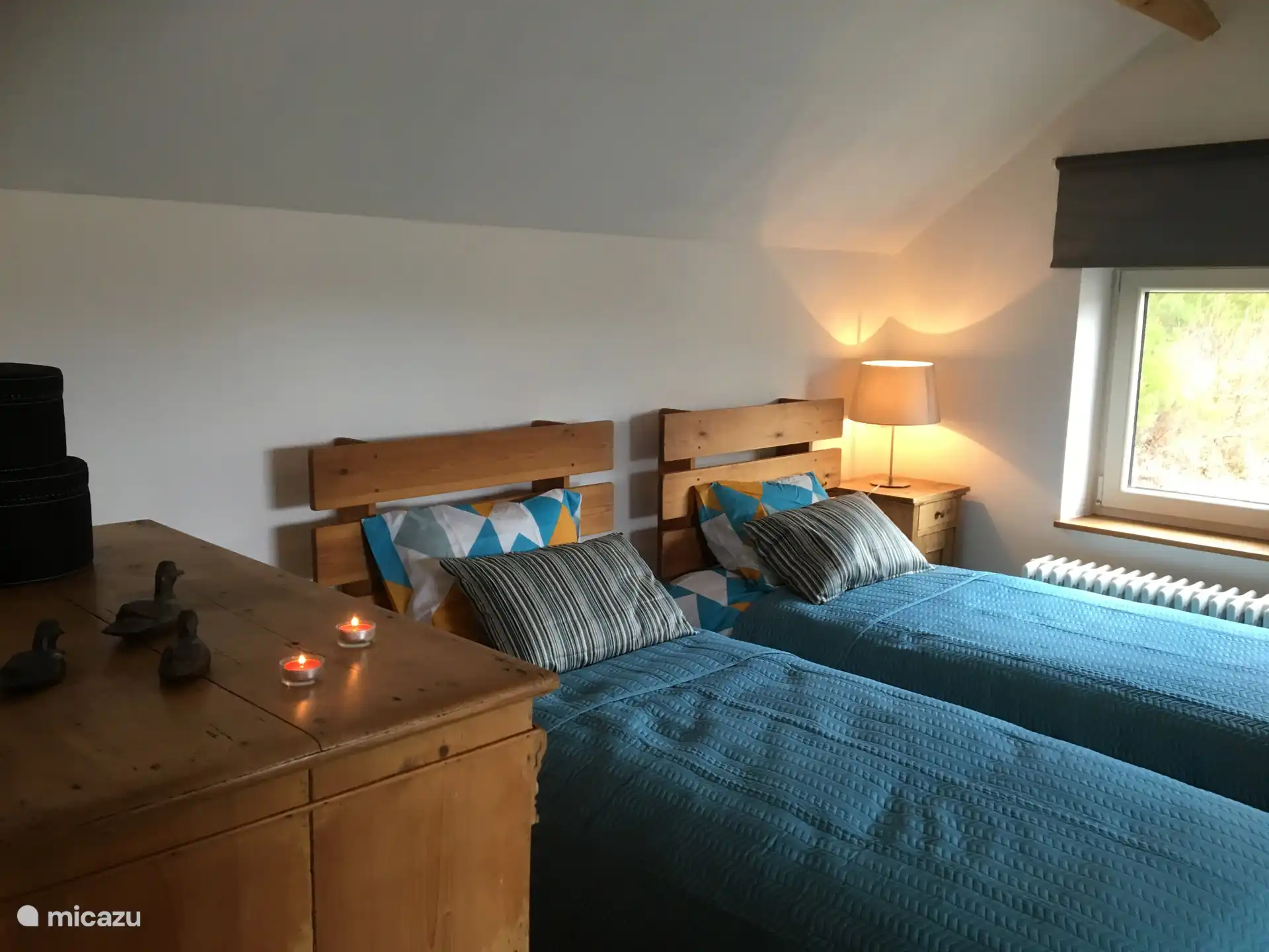 Lits simples dans la chambre familiale