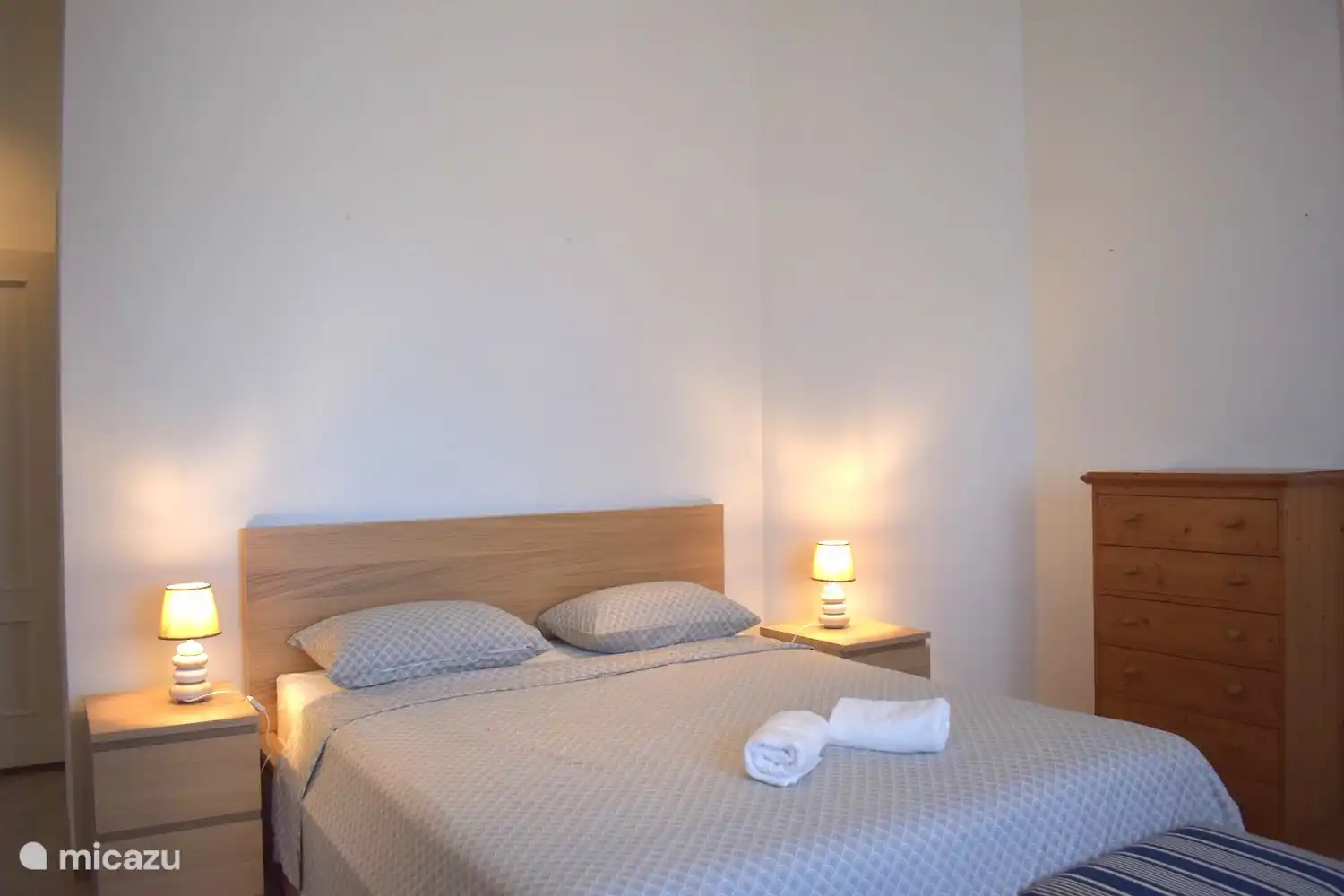 La chambre principale avec accès direct à la salle de bain principale.
Grande armoire disponible.
Equipé d’une télévision et de la climatisation.