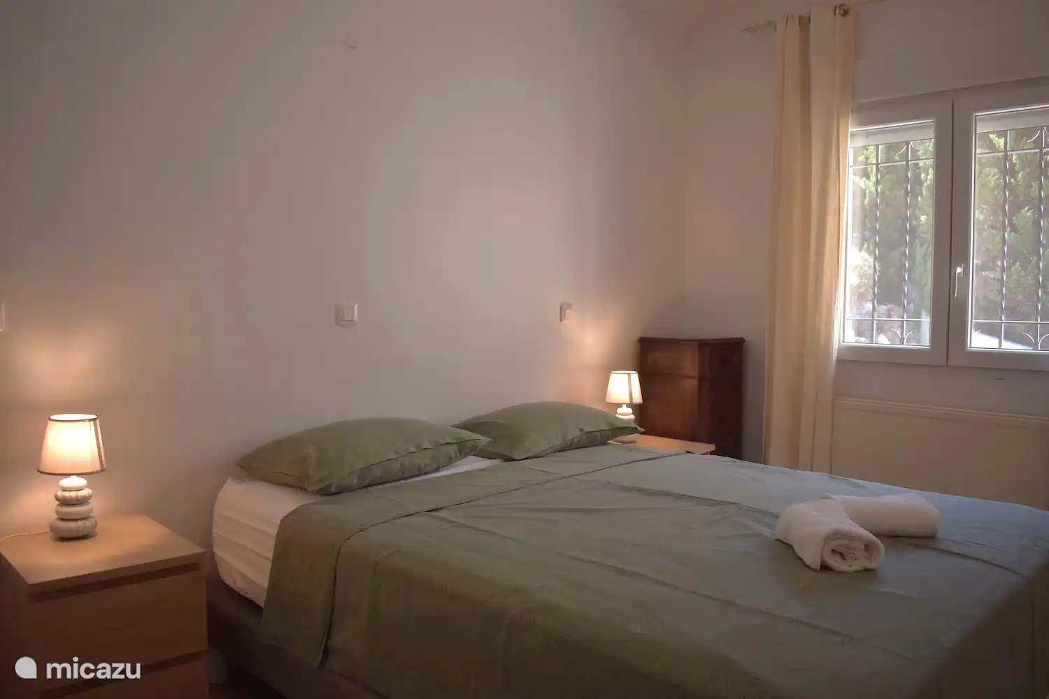 La deuxième chambre. Également équipé d’un lit confortable de 160x200cm.
Vestiaire intégré et climatisation disponibles.