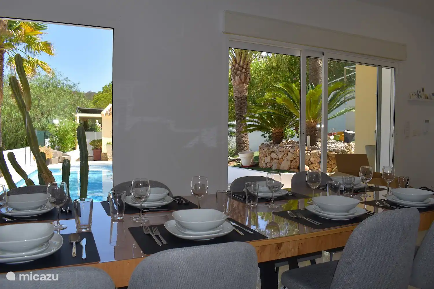La salle à manger, avec vue sur la piscine.
Assez d’espace à table pour dîner avec 8 personnes.