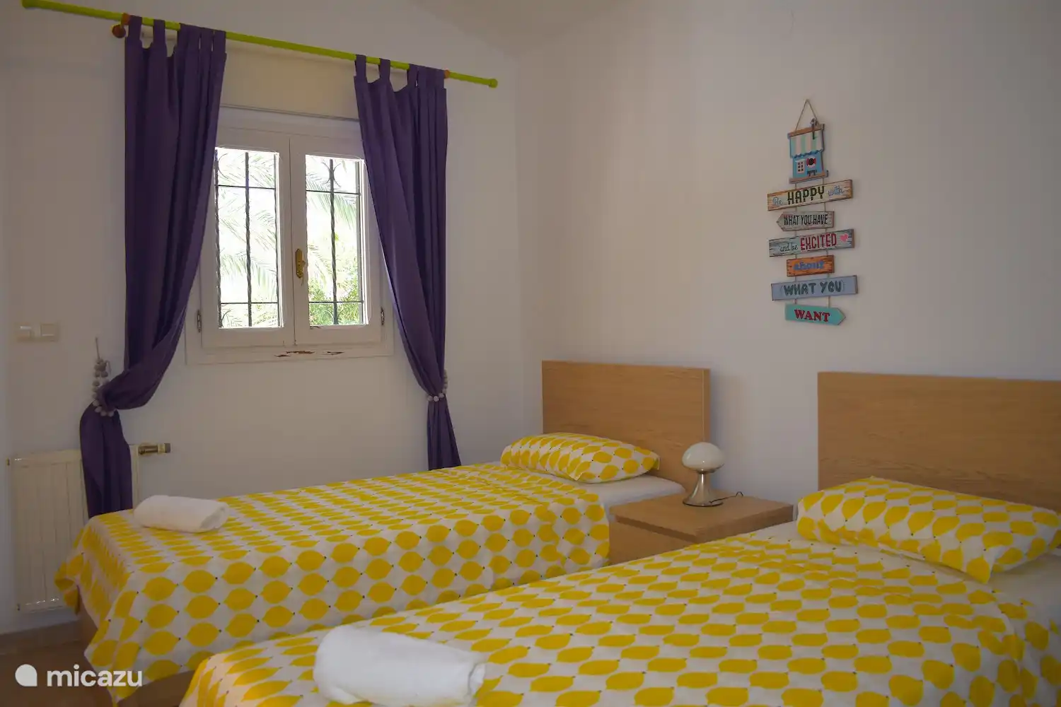 La troisième chambre, un peu plus ludique décorée. Idéal pour les enfants pour passer la nuit, mais les adultes peuvent également séjourner dans ces 2 lits simples (90x200 cm).