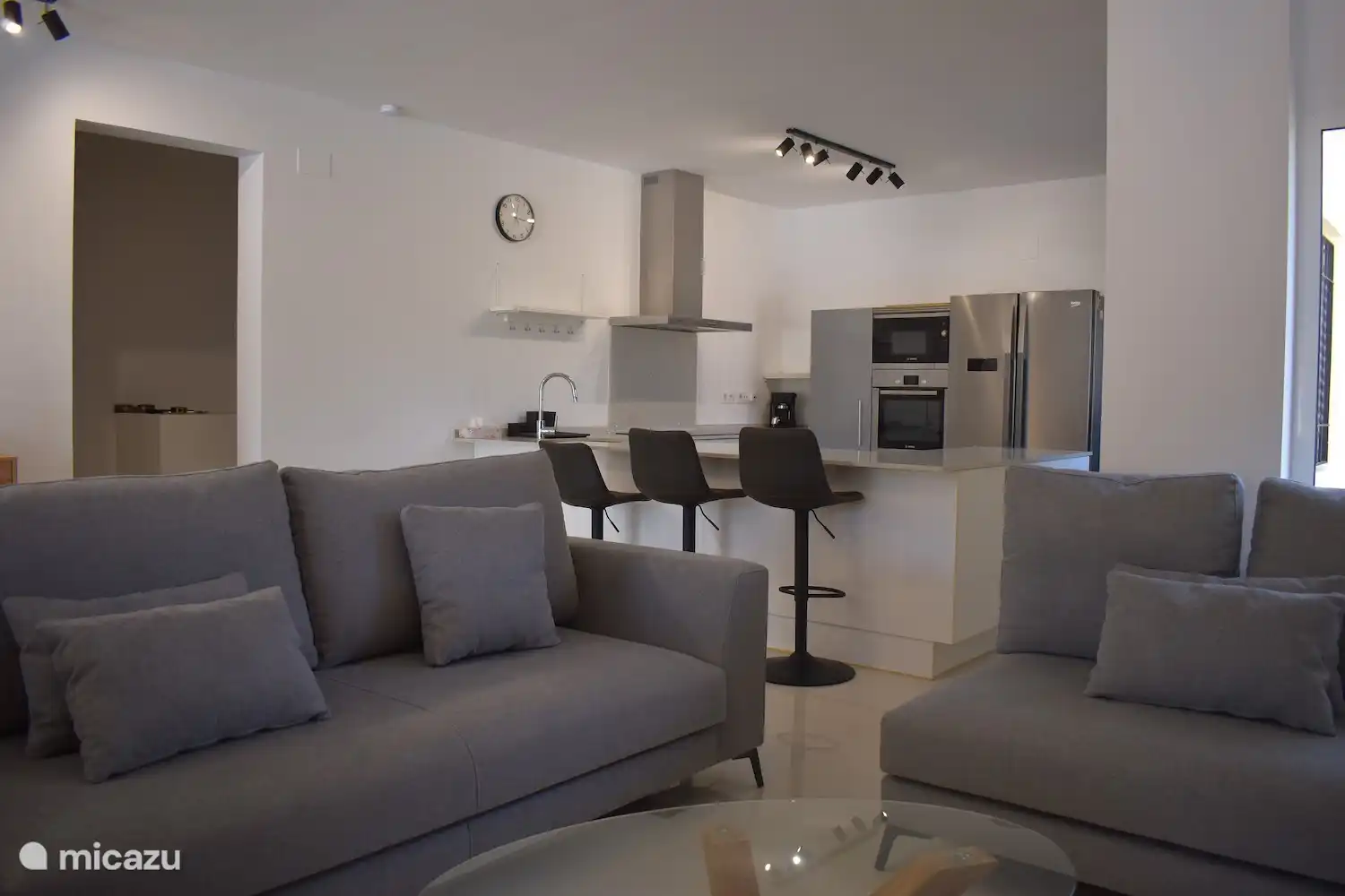 Notre cuisine entièrement équipée, avec micro-ondes, four, réfrigérateur américain avec congélateur, plaque à induction, grille-pain, machine à café, bouilloire,...
Tout ce dont vous avez besoin pour préparer un délicieux repas.