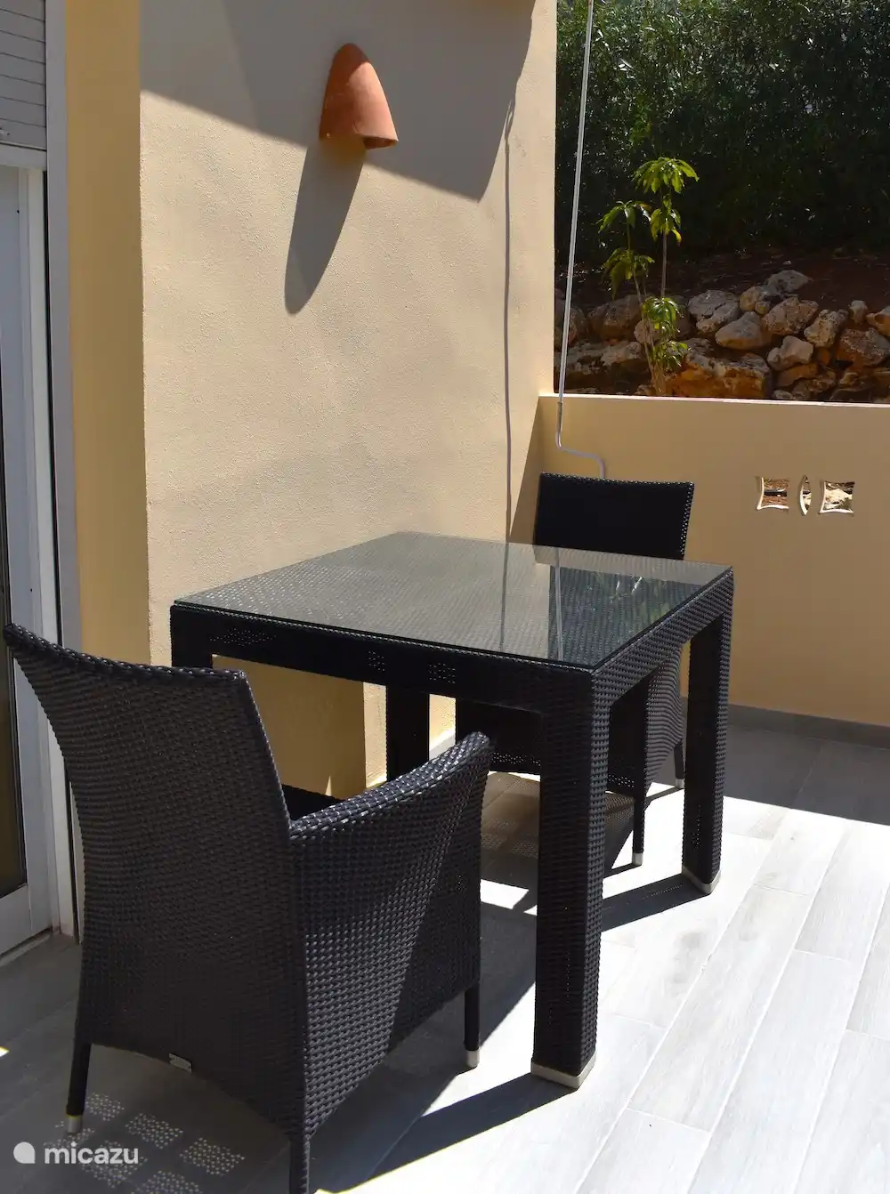 Terrasse orientée ouest, idéale pour profiter d’un coucher de soleil.