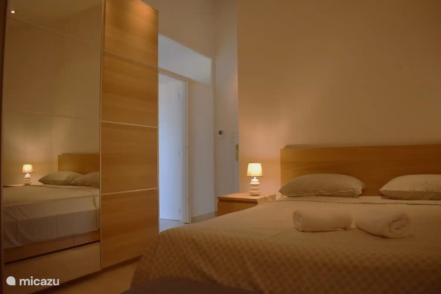 La chambre principale avec placard spacieux.