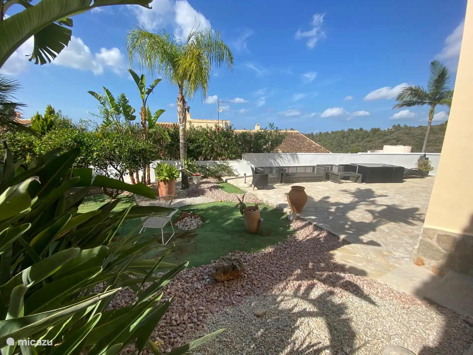Profitez de notre grande terrasse ensoleillée avec le mobilier nécessaire pour manger quelque chose, ou dégustez un verre de vin ou un bon livre.