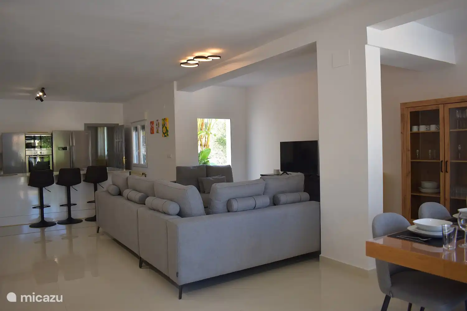 Notre salon confortable.
TV, internet et lecteur DVD/Blu-ray sont disponibles avec divers films (NL/EN/FR).
Une LED colorée fournit l’atmosphère nécessaire le soir.