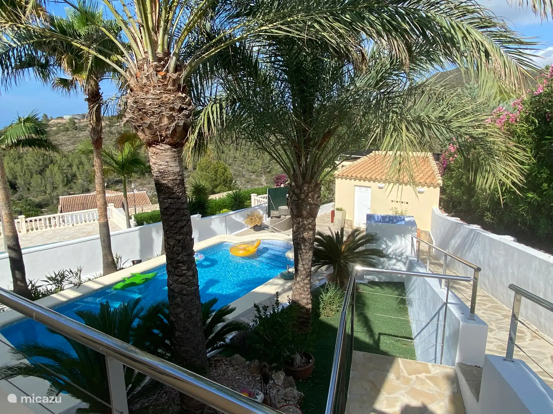 Vue de la piscine d’en haut.
La nuit, ce chemin est éclairé par des lumières LED confortables.