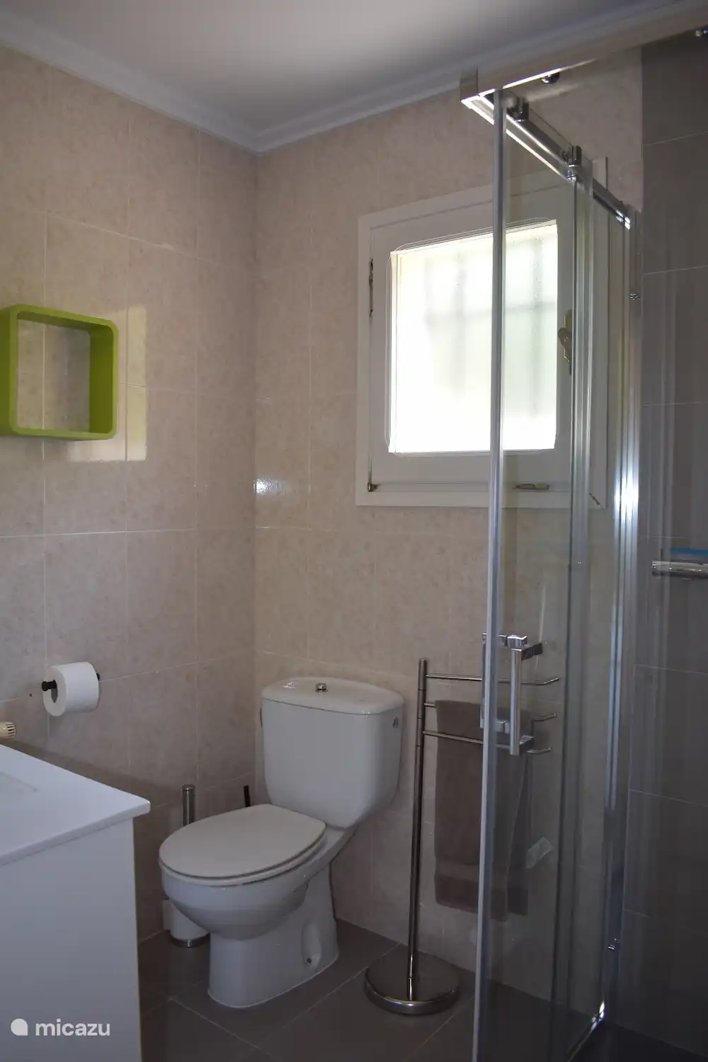 La deuxième salle de bain avec toilettes, douche et lavabo.