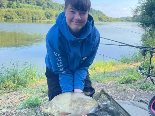 Cherry Tree Cottage con piscina climatizada en Francia, Bretaña, Canihuel - casa rural / cabaña Peces capturados en el lago
