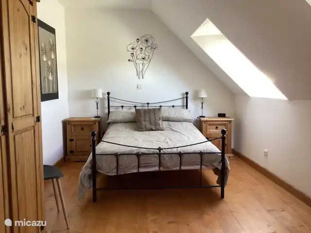 Cherry Tree Cottage con piscina climatizada en Francia, Bretaña, Canihuel - casa rural / cabaña Dormitorio principal con cuarto de baño con ducha