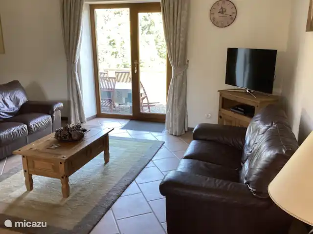 Cherry Tree Cottage con piscina climatizada en Francia, Bretaña, Canihuel - casa rural / cabaña Sala de estar con puertas que dan a la terraza y vistas al lago